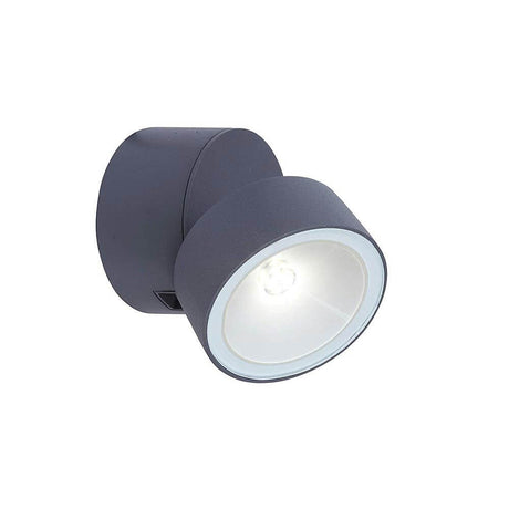 LED Außenwandleuchte Trumpet M IP54 Anthrazit an Wand montiert, modernes Design mit effizienter Beleuchtung.