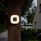 LED Außenwandleuchte Ublo 33x23cm IP44 Grau an einem Holzpfosten im Außenbereich