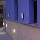 LED Außenwandleuchte Ublo 33x23cm IP44 Grau an einer Wand, modernes Design mit grauer Basis und weißem Diffusor.