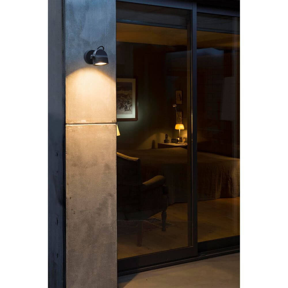 LED Außenwandspot ALFA 3000K IP65 Dunkelgrau an einer Wand in einem modernen Ambiente.