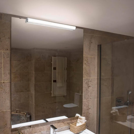 LED Bad-Wandleuchte Edge 12W 4000K IP44 Chrom an einem Badezimmer Spiegel montiert.