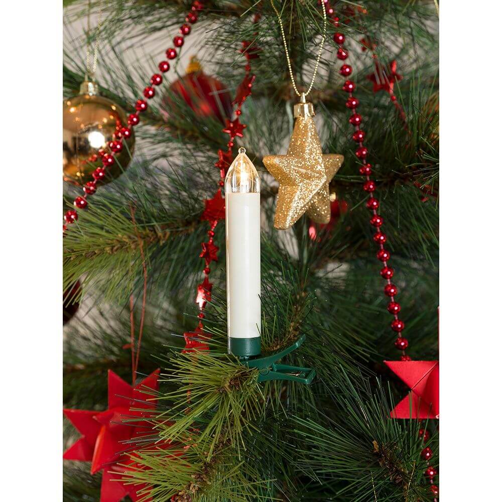 LED Baumbeleuchtung 10 kabellose Kerzen Fernbedienung 10 Warmweiße Dioden batteriebetrieben an einem Weihnachtsbaum.