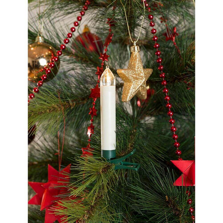 LED Baumbeleuchtung 10 kabellose Kerzen Fernbedienung 10 Warmweiße Dioden batteriebetrieben an einem Weihnachtsbaum.