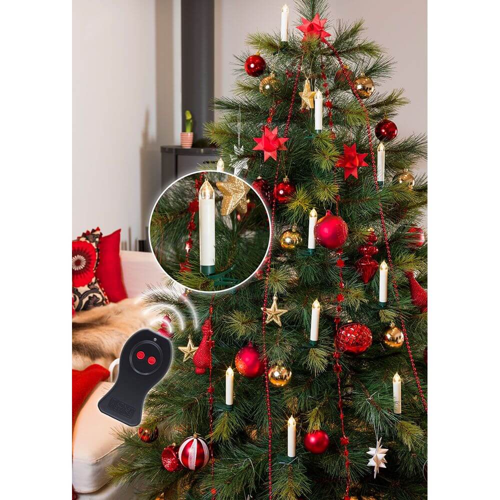 LED Baumbeleuchtung 10 kabellose Kerzen Fernbedienung 10 Warmweiße Dioden batteriebetrieben am geschmückten Weihnachtsbaum.