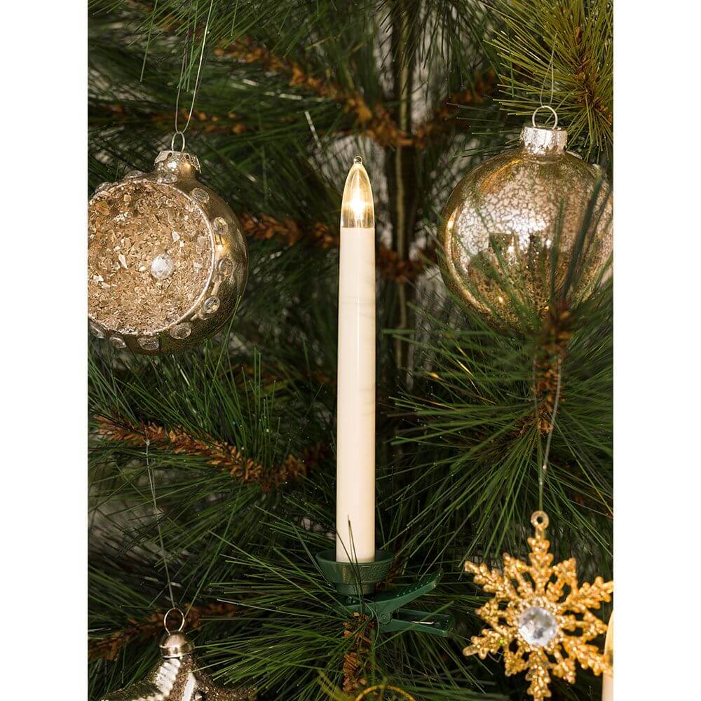 LED Baumbeleuchtung 5 Baumkerzen Zusatzset für 1920-000 5 Warmweiße Dioden batteriebetrieben an einem Weihnachtsbaum.