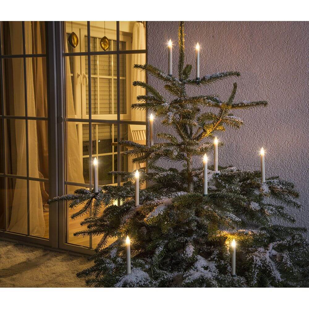 5 LED Kerzen Zusatzset für 1930-100 5 Warmweiß IP44 an einem weihnachtlich geschmückten Baum.