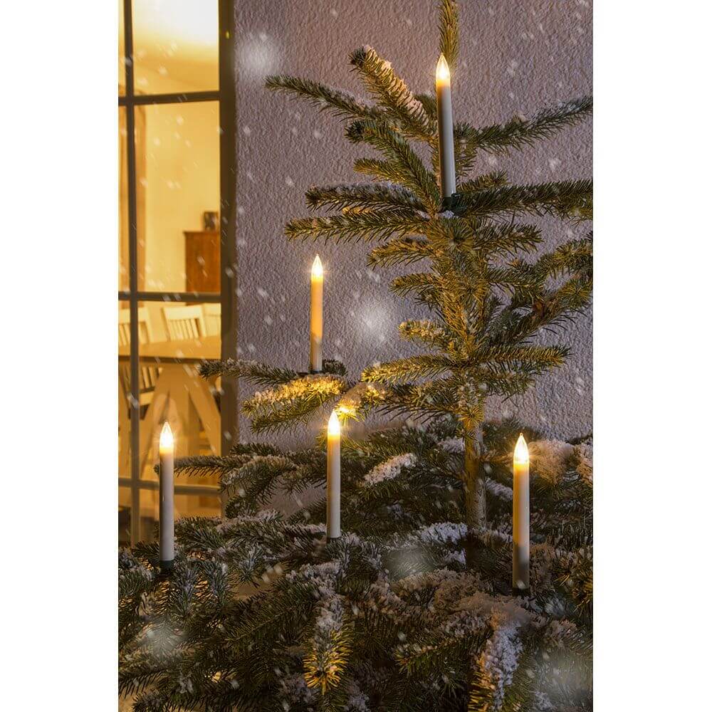5 LED Kerzen Zusatzset für 1930-100 5 Warmweiß IP44 an einem festlich geschmückten Weihnachtsbaum.