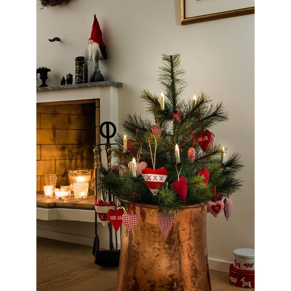 LED Baumbeleuchtung 5 Kerzen Zusatzset für 1901-100 Warmweiß batteriebetrieb an einem geschmückten Weihnachtsbaum.