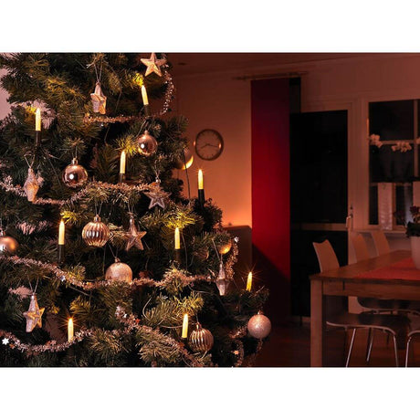 LED Baumkette Schaftkerzen 10 Warmweiße Dioden geschmückt an einem Weihnachtsbaum, sanfte Lichter im Dunkeln.