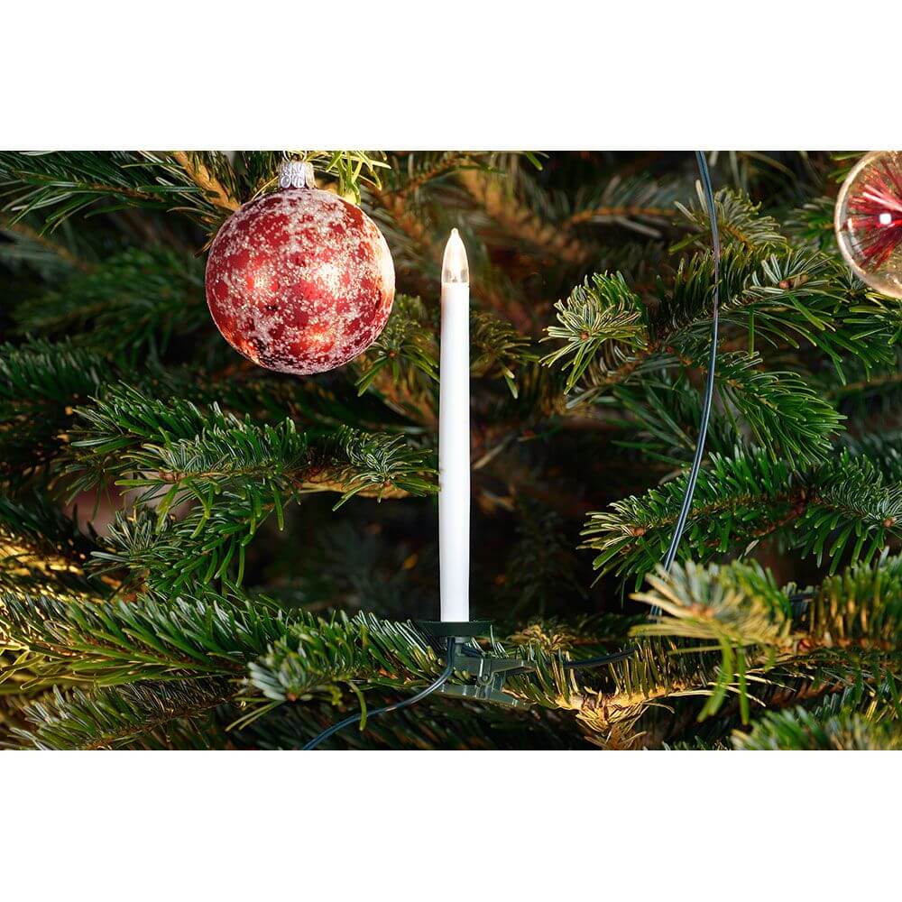 LED Baumkette slim line 10 große Topbirnen mit Schalter 10 Warmweiße Dioden auf einem Weihnachtsbaum.
