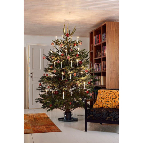 LED Baumkette slim line 10 große Topbirnen mit Schalter 10 Warmweiße Dioden am festlich geschmückten Weihnachtsbaum.