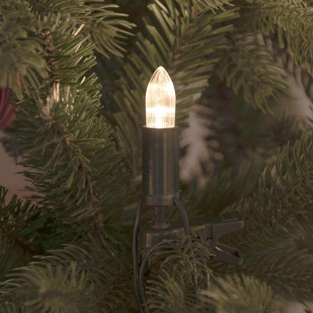 LED Baumkette Topbirnen grün One String 16 warmweiße Dioden mit warmweißer Lichtquelle an Tannenzweigen befestigt.