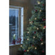 LED Baumkette Topbirnen grün One String 16 warmweiße Dioden geschmackvoll dekorierter Weihnachtsbaum mit Fensteraussicht.