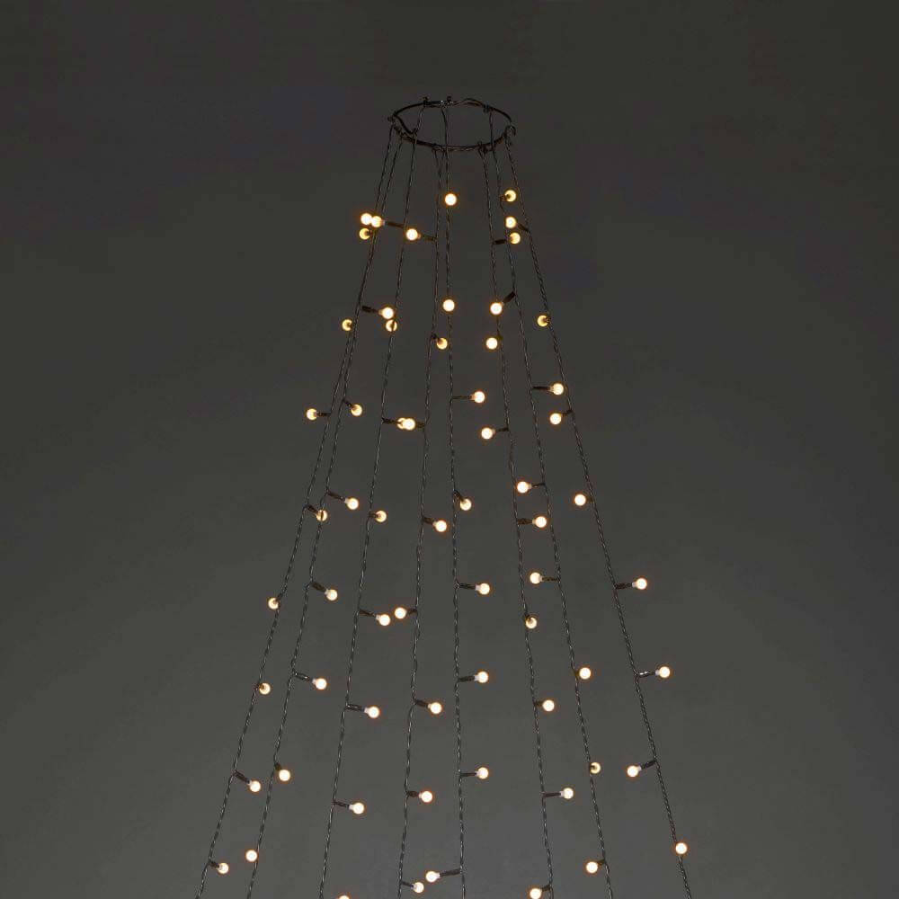 LED Baummantel mit Ring Ø 11 mit Globes 8 Stränge mit 30 Dioden 240 bernsteinfarbene Dioden IP44 auf einem Weihnachtsbaum.
