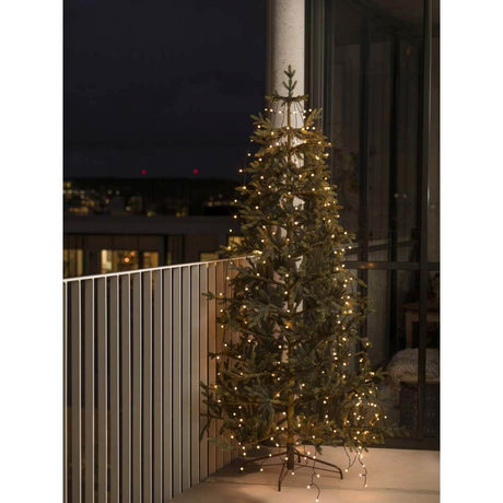 LED Baummantel mit Ring Ø 15 mit Globes 8 Stränge mit 50 Dioden 400 bernsteinfarbene Dioden IP44 am Weihnachtsbaum auf Balkon.