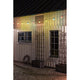 LED Biergartenkette 10er bunt 80 Warmweiße Dioden 24V beleuchtet ein Gebäude bei Nacht.