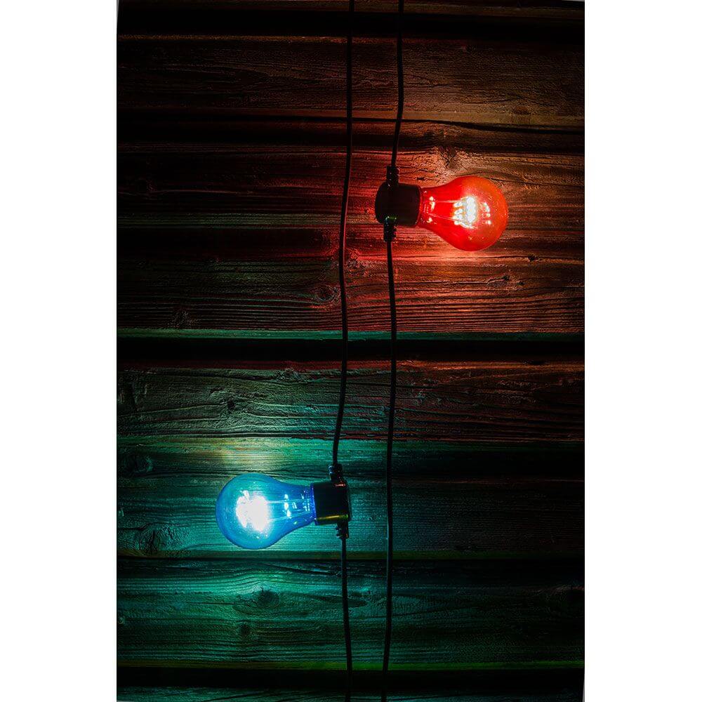 LED Biergartenkette 5er bunt 40 Warmweiße Dioden Batteriebetrieb mit bunten Lampen an Holzwand.