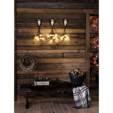 LED Biergartenketting 10er helder 80 amberkleurige diodes 24V in een rustieke ruimte met houten details.