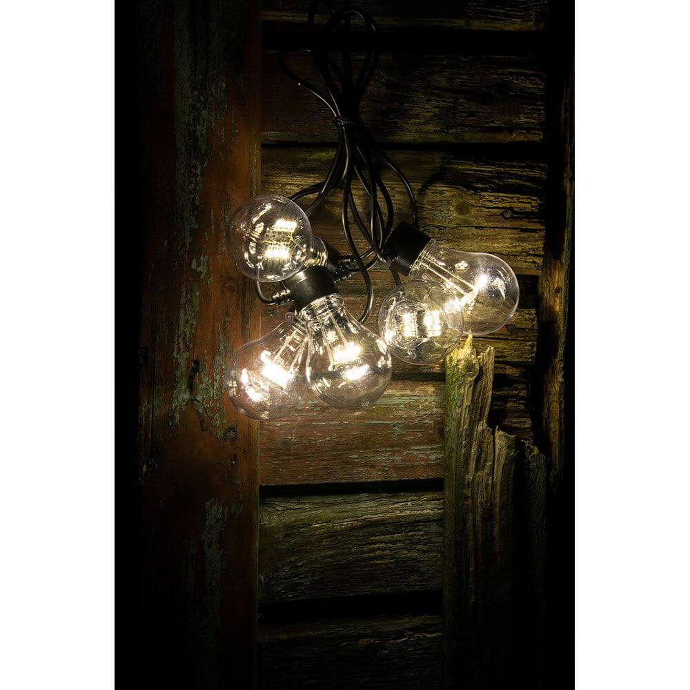 LED Biergartenkette 5er klar 40 Warmweiße Dioden Batteriebetrieb mit warmen Licht in rustikalem Ambiente.