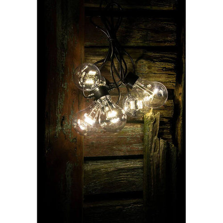 LED Biergartenkette 5er klar 40 Warmweiße Dioden Batteriebetrieb mit warmen Licht in rustikalem Ambiente.