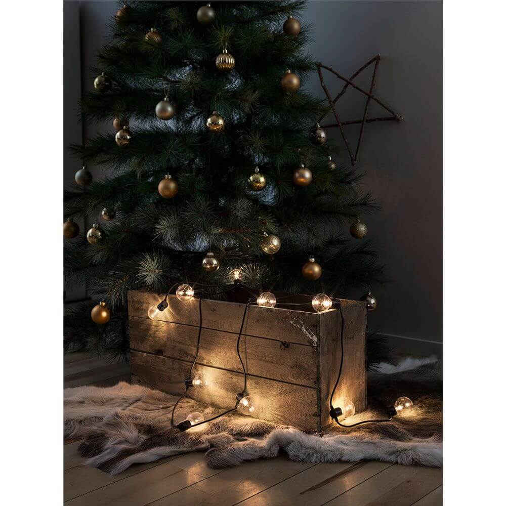 LED 10er Biergartenkette klar 20 Warmweiße Dioden Batteriebetrieb mit festlicher Beleuchtung am Weihnachtsbaum.