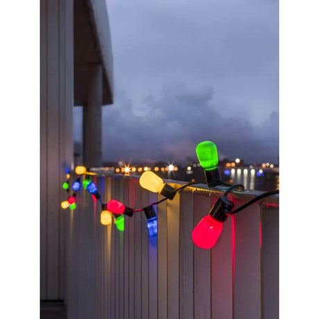 LED Biergartenkette opal 40 bunte Birnen 80 Warmweiße Dioden 6V IP44 an einem Balkon mit buntem Licht.
