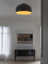 LED Büro-Hängeleuchte Mute Ø 80cm Schallabsorbierend in modernem Raum mit Holzkommode und Kunstwerk.