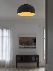 LED Suspension de bureau Mute Ø 80 cm, absorbante acoustique, dans un espace moderne au-dessus d’une commode avec une œuvre d’art.