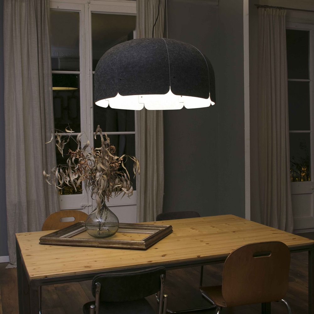 LED Büro-Hängeleuchte Mute Ø 80cm Schallabsorbierend im modernen Essbereich mit Holzschränken und Dekoration.