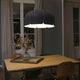 LED Büro-Hängeleuchte Mute Ø 80cm Schallabsorbierend im modernen Esszimmer mit Holztisch und dekorativem Blumenarrangement.