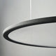 Detailaufnahme der LED Büro Ring-Hängeleuchte mit transparenter Oberfläche, dimmbar und blendfrei.