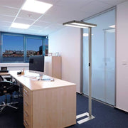 LED Büro Stehleuchte Office Pro 8300lm Dimmbar 4000K Silberfarben in modernem Büro mit Schreibtisch.