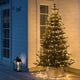LED Christbaummantel mit Appsteuerung IP20 an einem geschmückten Weihnachtsbaum im Außenbereich.