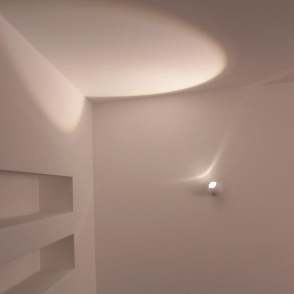 Moderne weiße Decken- und Wandleuchte mit schwenkbarem Spot für zielgerichtetes Licht.