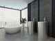 Modernes Badezimmer mit freistehender Badewanne und eleganten Waschbecken. Helles, minimalistisches Design.