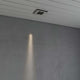 LED Decken Einbaustrahler IP44, quadratisch, 5W 550lm, 3000K, beleuchtet graue Wand mit warmem Licht.