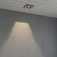LED Decken Einbaustrahler IP44 mit warmem Licht auf grauer Wand, ideal für Akzentbeleuchtung.