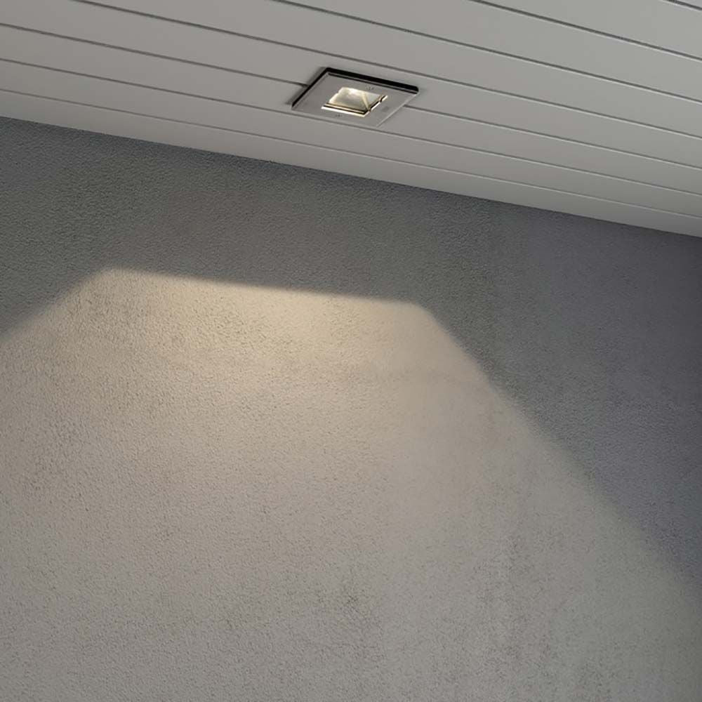 LED Decken Einbaustrahler IP44 in quadratischer Form, leuchtet die Wand sanft mit warmem Licht.