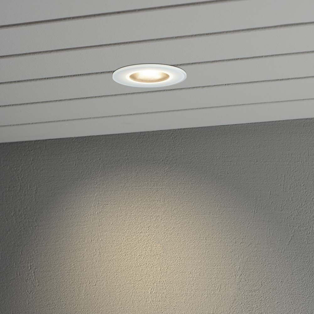 LED Aussen-Deckeneinbau Downlight IP44 an der Decke mit weißer Glasfront und warmem Licht.