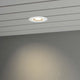 LED Aussen-Deckeneinbau Downlight IP44 an der Decke mit weißer Glasfront und warmem Licht.