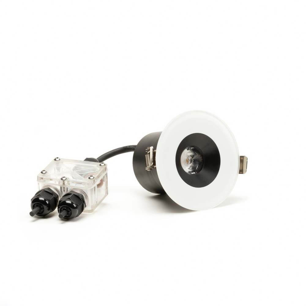 LED Aussen-Deckeneinbau Downlight IP44 mit schwarzer und weißer Glasfront für Außenbereiche.