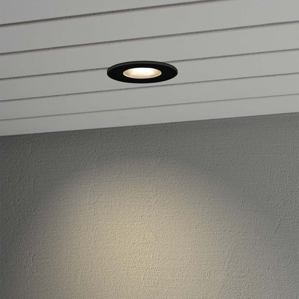 LED Aussen-Deckeneinbau Downlight IP44 in schwarzer Variante, stilvoll eingebaut in Decke.