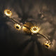 LED Deckenlampe Bloom 4-flammig 70cm Goldfarben mit blütenförmigen Leuchtenköpfen und warmweißem Licht.