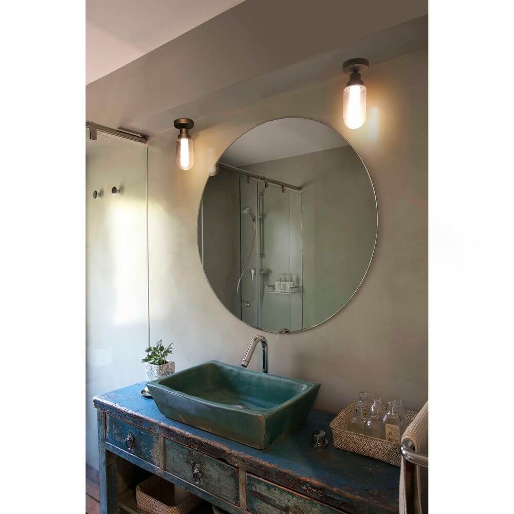 LED Deckenleuchte BRUME 3W 2700K IP44 Bronze im modernen Badezimmer mit runder Spiegel.