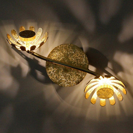 LED Deckenleuchte Bloom 2-flammig 30cm Goldfarben mit warmweißem Licht und stilvollen Licht-Schatten-Effekten.