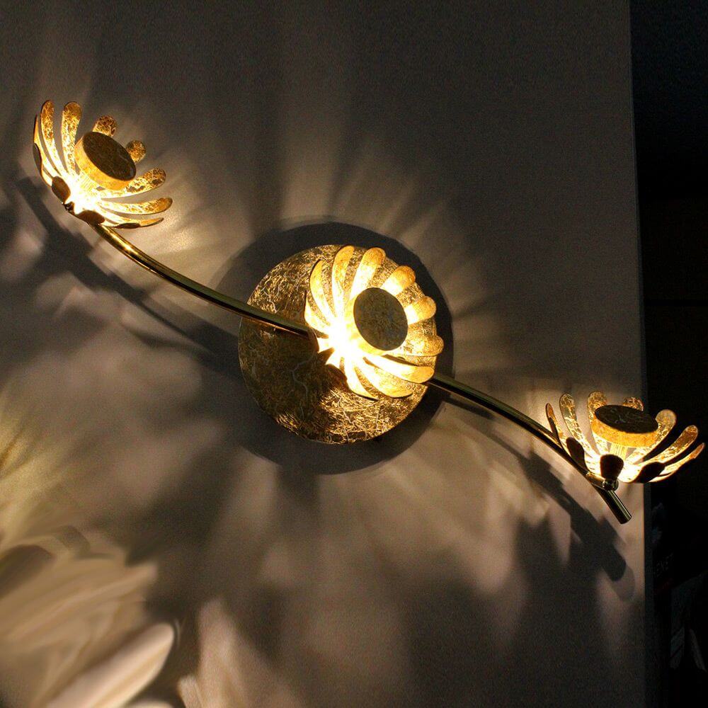 LED Deckenleuchte Bloom 3-flammig 50cm Goldfarben mit warmweißem Licht und kelchartigen Reflektoren.