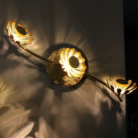 LED Deckenleuchte Bloom 3-flammig 50cm Goldfarben mit warmweißem Licht und kelchartigen Reflektoren.