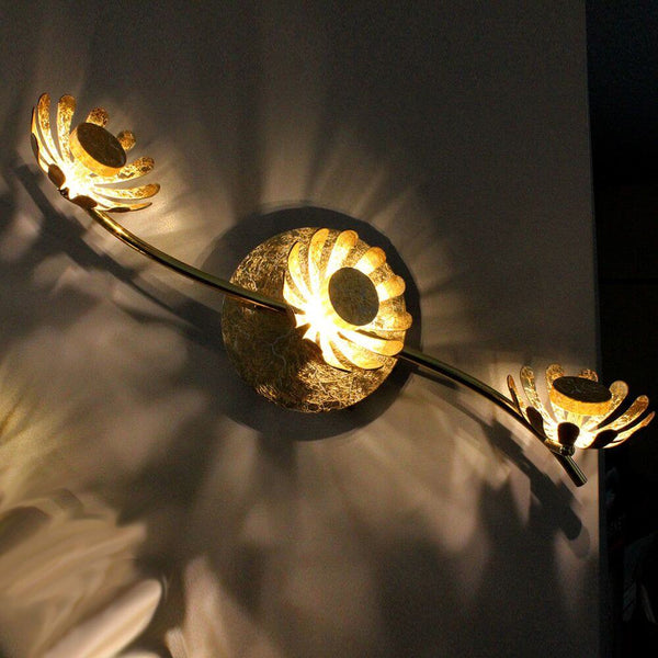 LED Deckenleuchte Bloom 3-flammig 50cm Goldfarben mit warmweißem Licht und kelchartigen Reflektoren.