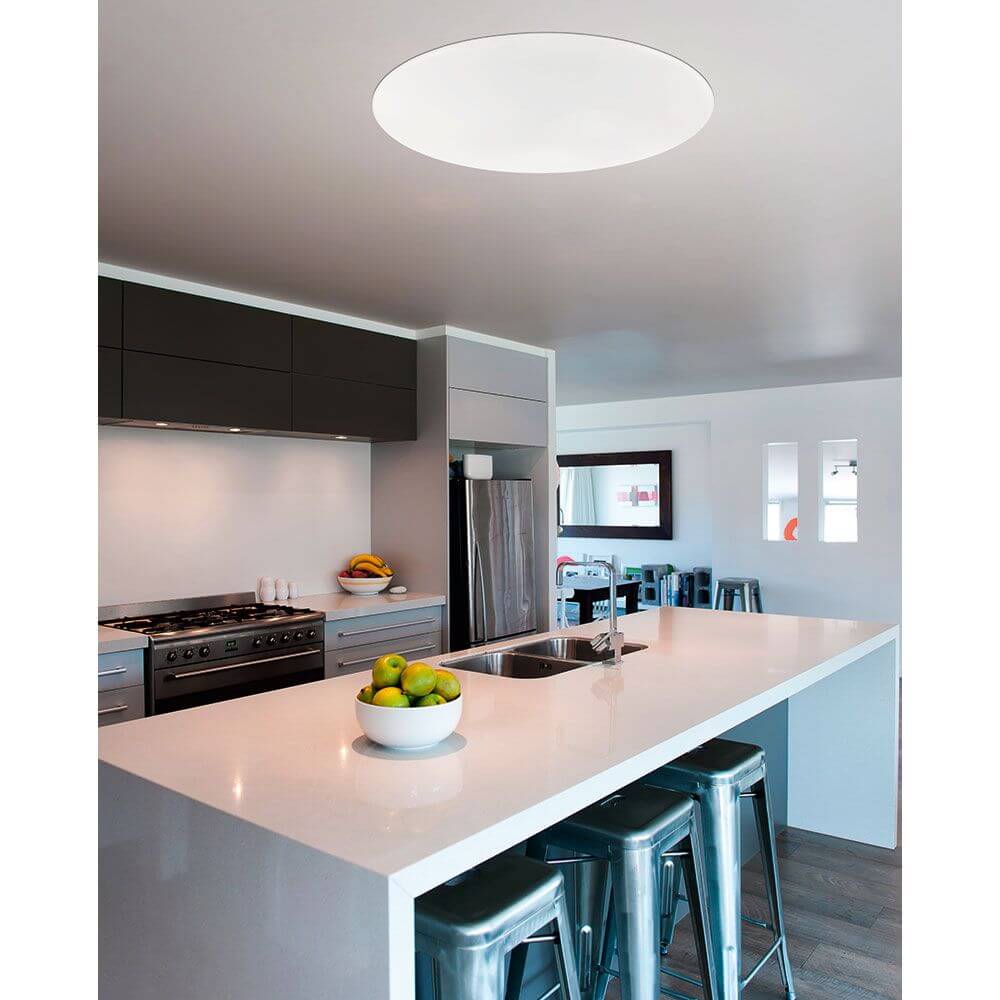 LED Deckenleuchte Giron Ø 100cm + Fernbedienung Weiß in modernem Küchenambiente mit Kochinsel.