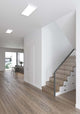 Moderne LED Deckenleuchte Harlow 60x30 Step IP54 in einem eleganten Wohnraum mit Treppe.